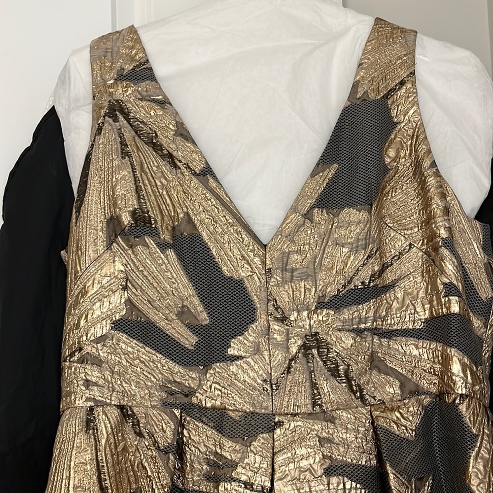 Beautiful formal gown Saks Fifth Avenuec classy, sexy and elegant! Fabulous!